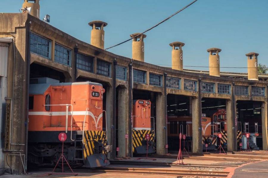 
                                                                                                        【高鐵假期-搭高鐵慢遊彰化】扇形車庫．襪仔王觀光工廠．鹿港老街1日豐富行
                                                                                                        