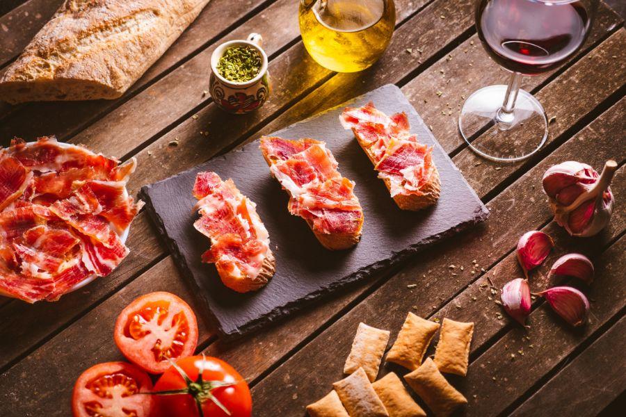 
                                                                                                        西班牙旅遊充滿著獨特的文化和特色，首先是豐富的美食，包括世界著名的tapas（前菜小吃），海鮮豐盛的餐點，還有獨特的火腿和奶酪。西班牙的葡萄酒也是享譽世界的，各區的葡萄園提供美味的品酒體驗。
                                                                                                        