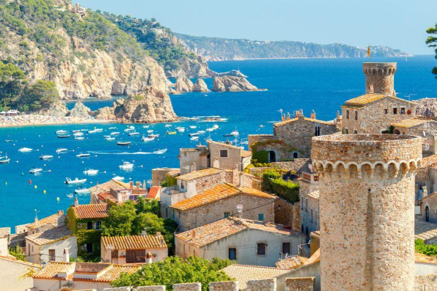 
                                                                                                        節慶也是西班牙旅遊的一大特色，例如全國性的聖週（Semana Santa）和各地的Tomatina節，為遊客帶來獨一無二的體驗。美麗的海灘、陽光明媚的氣候和熱情好客的居民，使西班牙成為多元而令人難以忘懷的旅遊目的地。
                                                                                                        