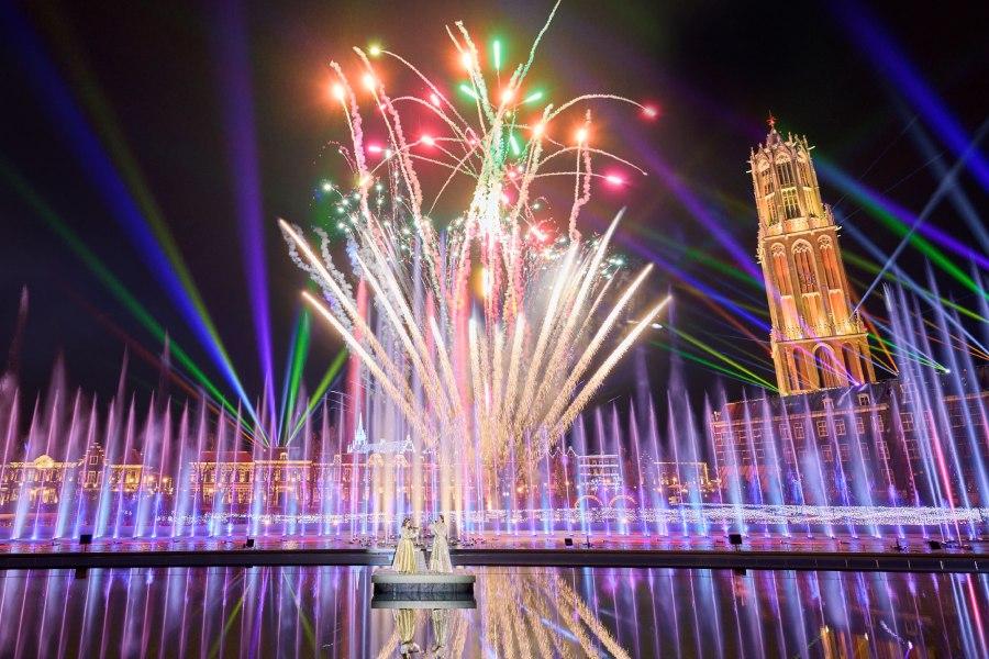 
                                                                                                        Shower of Lights水光夜間秀
                                                                                                        