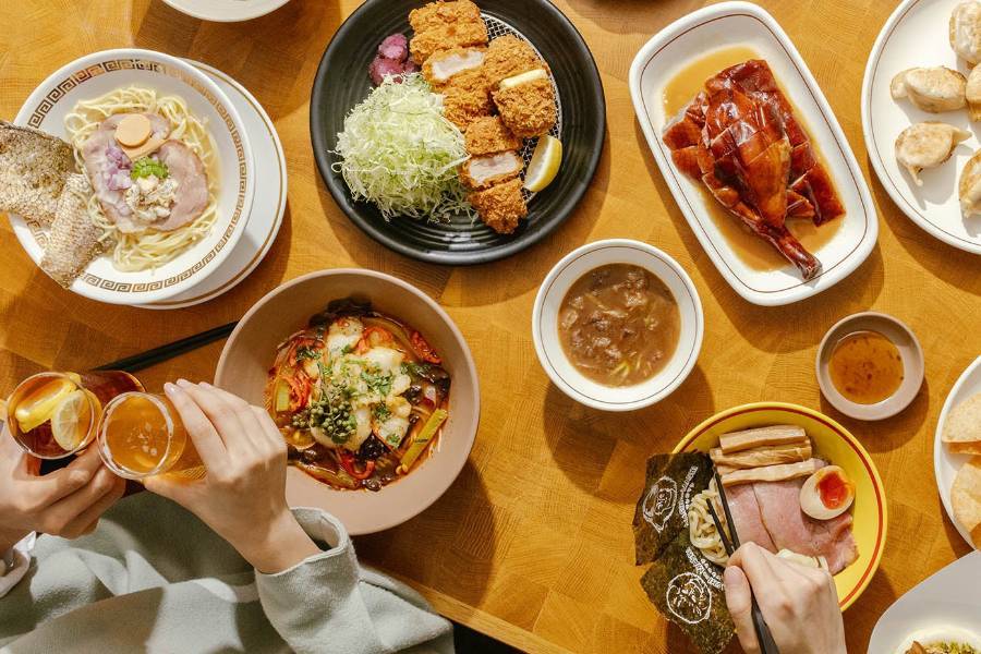 
                                                                        舒心室內與港味美食
                                                                        