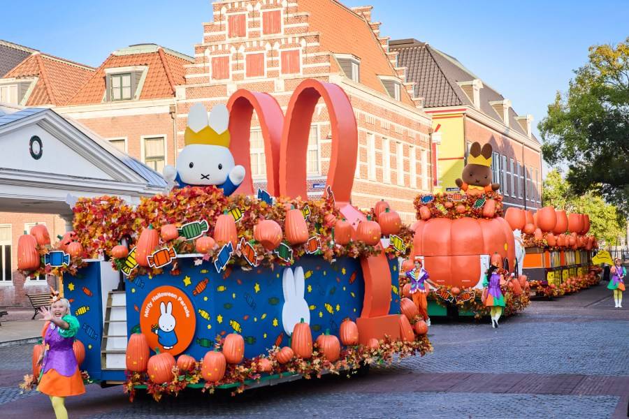 
                                                                        Miffy遊行花車及幽靈Miffy合照
                                                                        