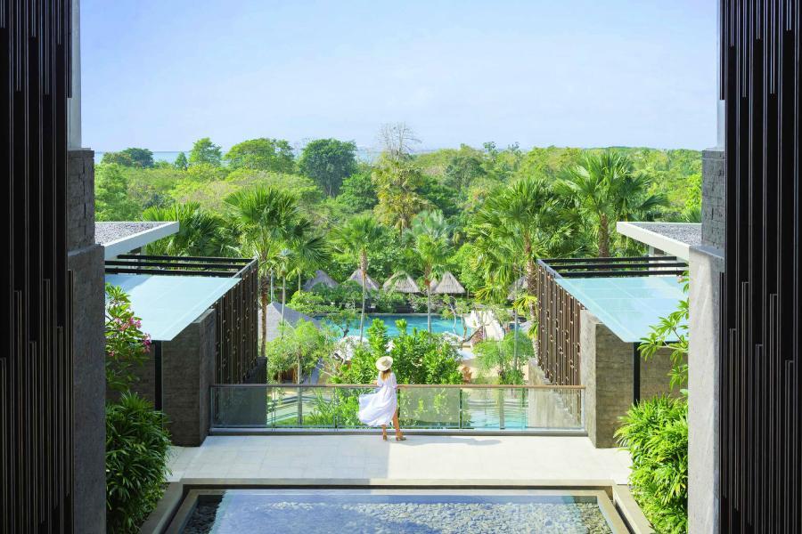 
                                                                                                        如果您正在尋找奢華的住宿，峇里島有許多五星國際酒店，如頂級的聖瑞吉ST. REGIS酒店、JUMEIRAH BALI酒店和莫凡比度假村，為您提供極致的服務和設施。
                                                                                                        