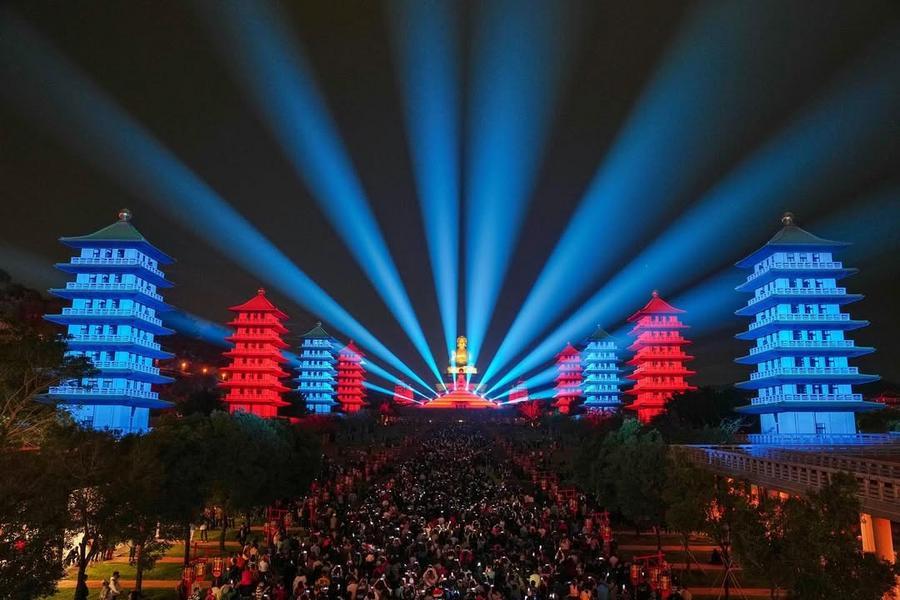 
                                                                        佛陀光照大千祈福、高雄璀璨燈會、芭樂發好運、湖畔春光三日-入住天子閣
                                                                        