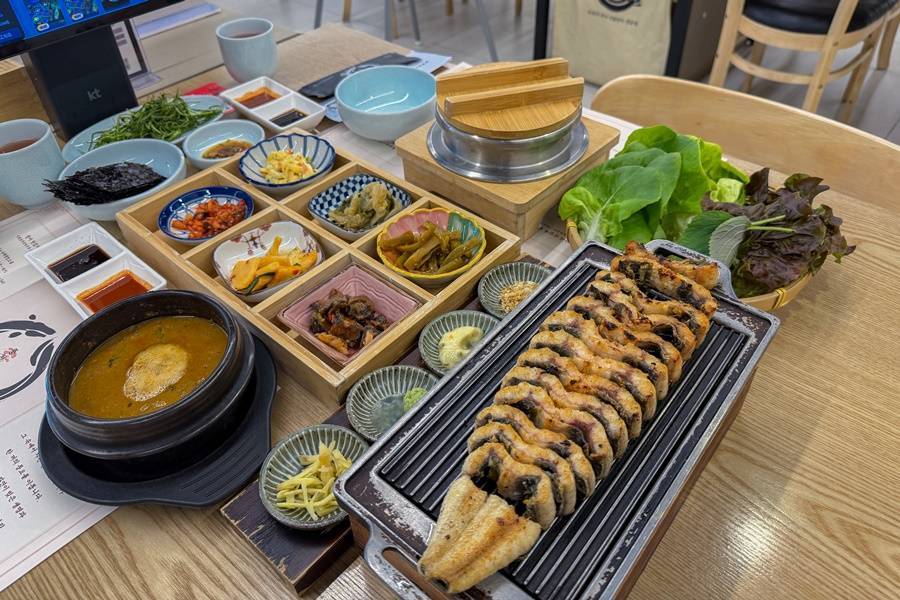 《美食饗宴，品味在地》烤鰻魚定食(兩人一隻鰻魚)+韓式湯品+釜飯+季節小菜